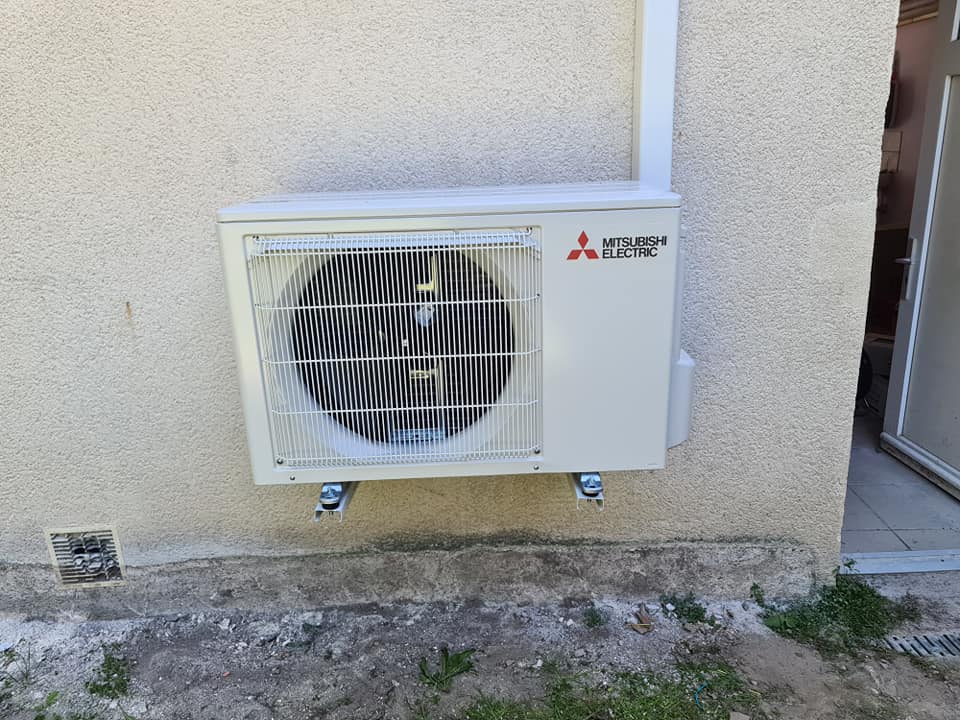 Installation d'une pompe à chaleur AIR-AIR de marque Mitsubishi pour la Mairie d'Anzême ( 23 )